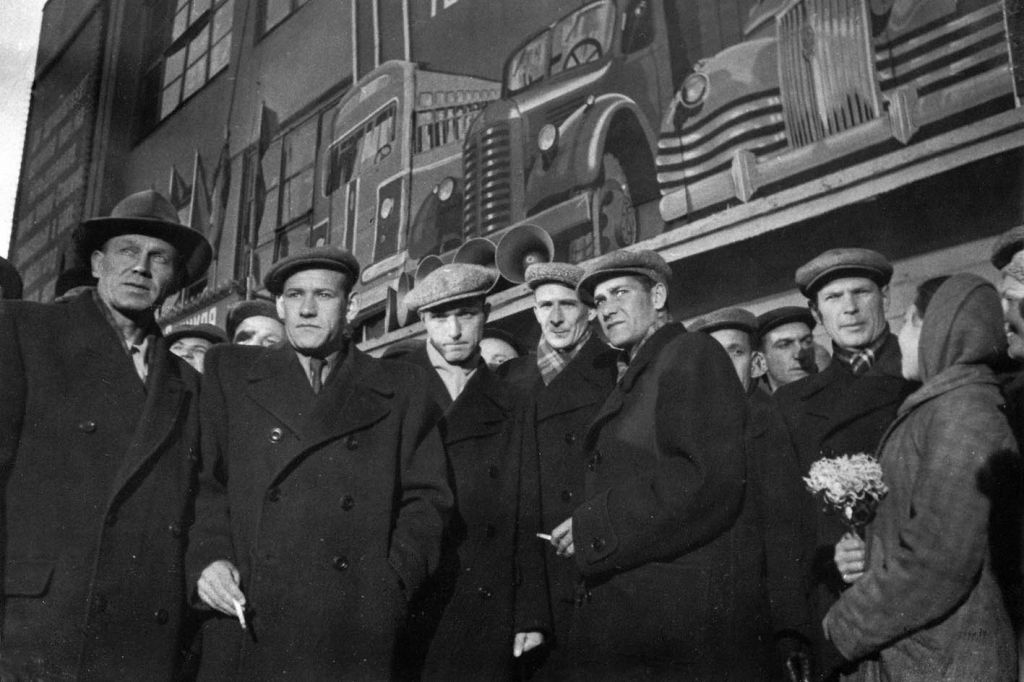 4 Чествование Торпедо у дирекции. Квашнин, А.Пономарёв, Дуганов, Лексовский, В.Пономарёв и Мошкаркин 8x12.jpg 4 Чествование Торпедо у дирекции. Квашнин, А.Пономарёв, Дуганов, Лексовский, В.Пономарёв и Мошкаркин 8x12.jpg