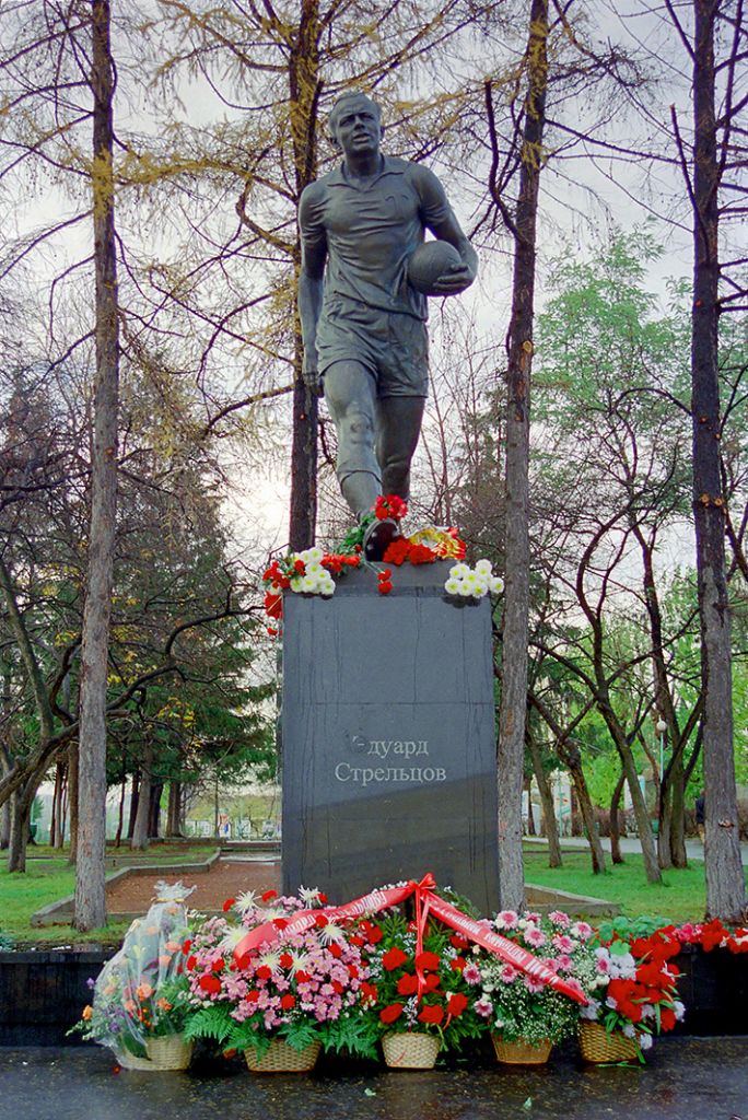 Открытие памятника Стрельцову_1999 (1).jpg Открытие памятника Стрельцову_1999 (1).jpg