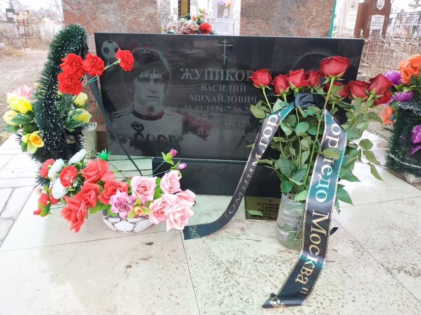 Жупиков_могила.jpg Жупиков_могила.jpg