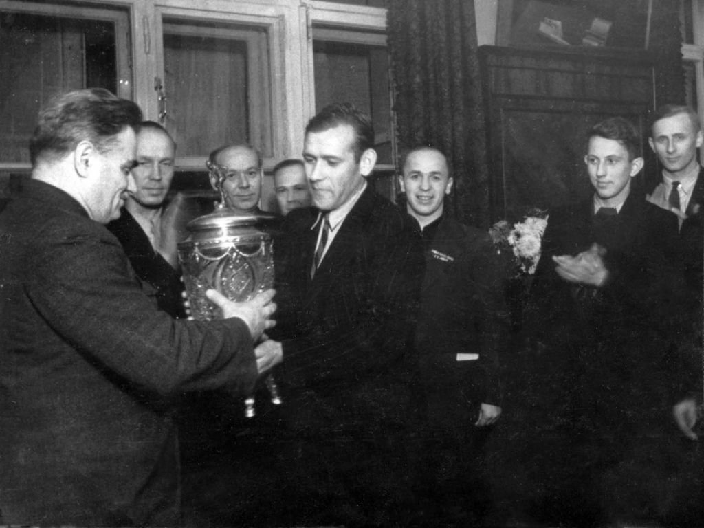 3 19491104 Александр Пономарев передает Кубок СССР И.А. Лихачеву в дирекции ЗиСа. 9х12.jpg 3 19491104 Александр Пономарев передает Кубок СССР И.А. Лихачеву в дирекции ЗиСа. 9х12.jpg